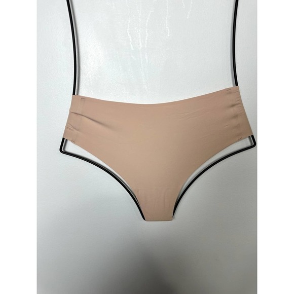Everlane NWT The ReNew Seamless Stretch Low Rise Thong Panty Light Tan Sz Medium - Picture 2 of 4